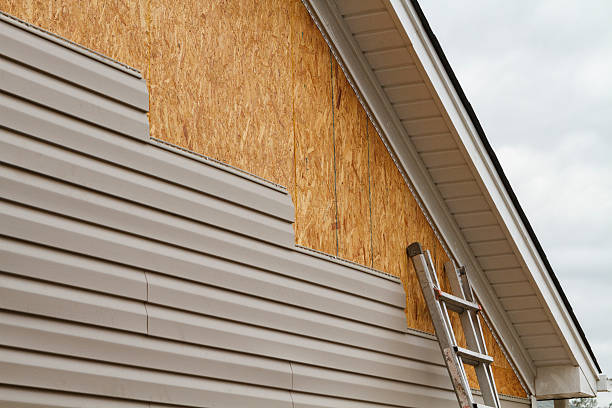 Professional Siding Contractor technician working in Freeport, IL